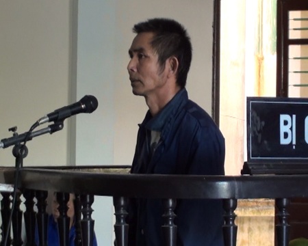Bé gái 13 tuổi đồng ý cho hãm hại để lấy tiền mua kẹo - 1 Bị cáo Trần Văn Tý tại phiên tòa
