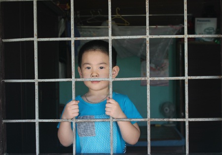 Nghỉ hè, phụ huynh chật vật tìm nơi gửi trẻ - 2 Không nhờ được người trông, có lần chị Thương phải nhốt con trong nhà để đi làm