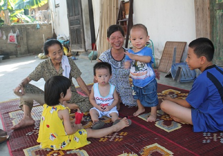 Nghỉ hè, phụ huynh chật vật tìm nơi gửi trẻ - 3 Không nhờ được người trông, có lần chị Thương phải nhốt con trong nhà để đi làm