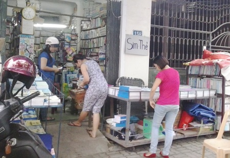 Nghệ An: Thị trường “phao” thi giảm nhiệt - 2 Chỉ khi khách vào hỏi mua, chủ quán mới đưa phao ra bán.