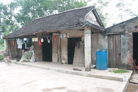 Gặp người phụ nữ vừa làm giúp việc vừa viết sách - 4 Viết lời đề tựa vào cuốn sách tặng PV