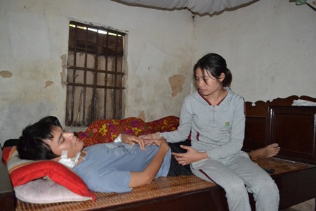 Cảm động người mẹ hiến thận, rao bán nhà cứu con - 1 Bao nhiêu hi vọng của đôi vợ chồng trẻ đã dần lụi tàn kể từ khi Hiệp mắc bệnh suy thận độ 4