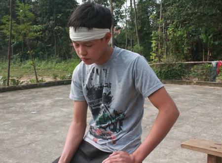 Trong kí ức của Tuấn, Hoàng Khắc Thắng là người cha nát rượu, hay đánh đập vợ con