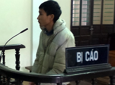 Đâm hàng xóm vì bị khinh “con không cha” - 1 Phạm Văn Vĩnh trước vành móng ngựa