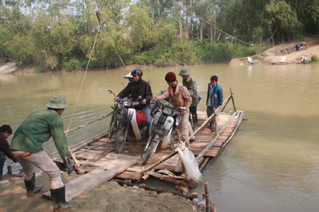 Cầu cũ bị phá bỏ, cầu mới đang xây dựng, người dân đành phải qua sông bằng bè mảng