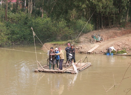 Hoàn toàn không có phương tiện bảo hộ cho người dân khi qua sông