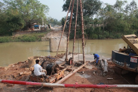 Trong khi đó công trường xây dựng cầu Phù Đồng mới chỉ lèo tèo vài ba người