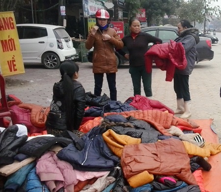 Quần áo ấm giá rẻ có nguồn gốc Trung Quốc được bày bán tại vỉa hè thu hút khách hàng bình dân