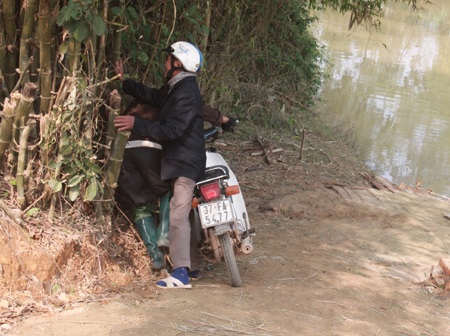 Đường xuống bến sông dốc trượt khiến người đi đường nhiều phen khốn đốn