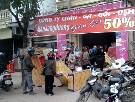 Các cửa hàng chăn đệm giảm giá để thu hút khách