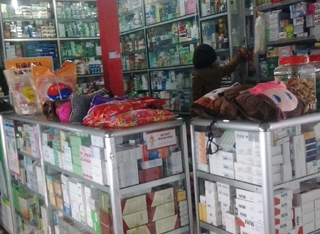 Túi sưởi không nhãn mác có giá từ 100-160.000 đồng được bày bán tại các hiệu thuốc