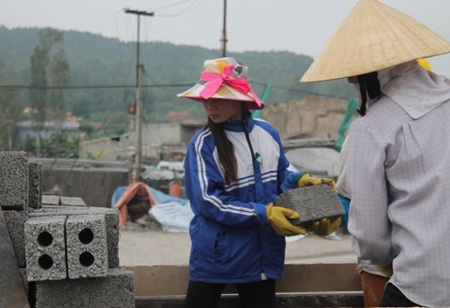Xót lòng “phu gạch nhí” những ngày rét dưới 10 độ C - 6 Nhưng khi đã vào việc thì hết sức nghiêm túc