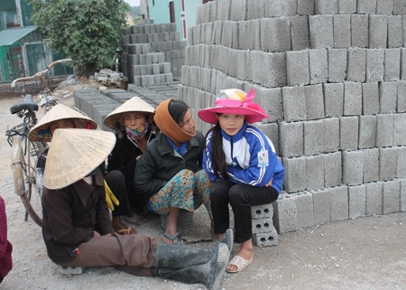Xót lòng “phu gạch nhí” những ngày rét dưới 10 độ C - 2 Với cô học sinh lớp 8 này, đi bốc sò để kiếm tiền mua sách vở, nộp tiền học