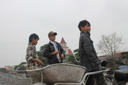 Xót lòng “phu gạch nhí” những ngày rét dưới 10 độ C - 5 Nhưng khi đã vào việc thì hết sức nghiêm túc