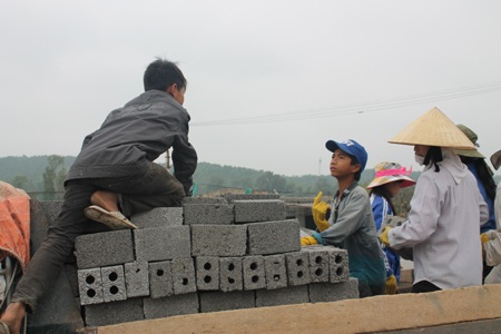 Xót lòng “phu gạch nhí” những ngày rét dưới 10 độ C - 8 Hoàng Lam