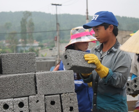 Xót lòng “phu gạch nhí” những ngày rét dưới 10 độ C - 7 Hoàng Lam