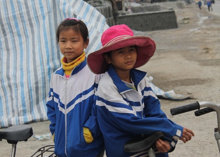 Xót lòng “phu gạch nhí” những ngày rét dưới 10 độ C - 3 Duyên (bên trái, đang học lớp 5) đi bốc sò để có tiền mua áo mới mặc Tết