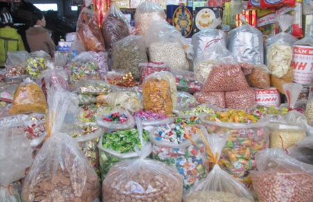 Thực phẩm “3 không” - hàng về trước, nhãn mác về sau! - 2 Bánh kẹo, mứt không nhãn mác, không rõ nguồn gốc được bày bán công khai tại chợ Vinh