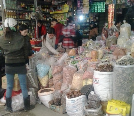 Thực phẩm “3 không” - hàng về trước, nhãn mác về sau! - 1 Bánh kẹo, hàng thực phẩm khô phục vụ Tết Nguyên đán đã vào mùa