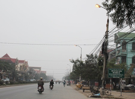 Hàng chục bóng đèn cao áp chiếu sáng giữa ban ngày - 2 ... dù trời không mưa, tầm nhìn người tham gia giao thông không bị ảnh hưởng bởi sương mù