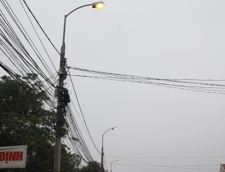 Hàng chục bóng đèn cao áp chiếu sáng giữa ban ngày - 3 Đèn cao áp được thắp cả trưa khiến người dân rất khó hiểu