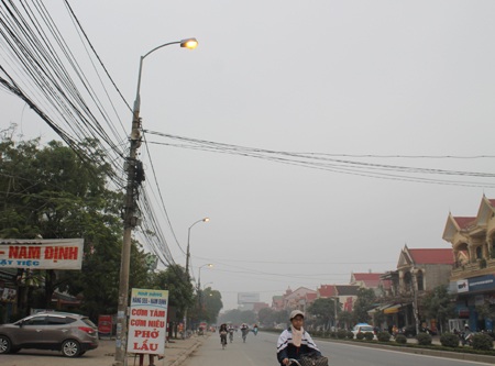 Hàng chục bóng đèn cao áp chiếu sáng giữa ban ngày - 1 Hàng loạt bóng đèn cao áp vẫn sáng giữa trưa...