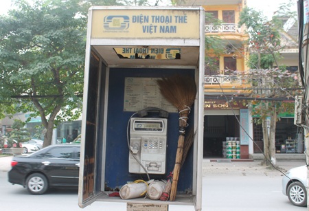 "Hắt hủi" điện thoại công cộng - 1 Bốt điện thoại thành kho chứa đồ của người dân