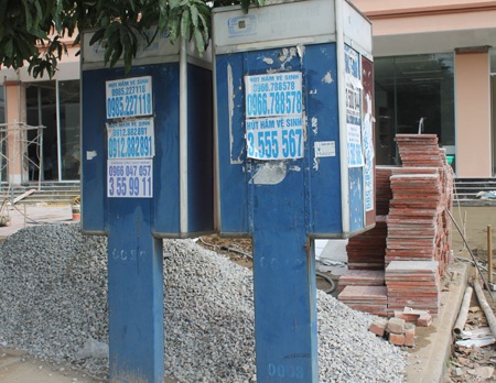 "Hắt hủi" điện thoại công cộng - 4 Những chiếc bốt điện thoại công cộng cõng thông báo dạy thêm tới hút hầm vệ sinh