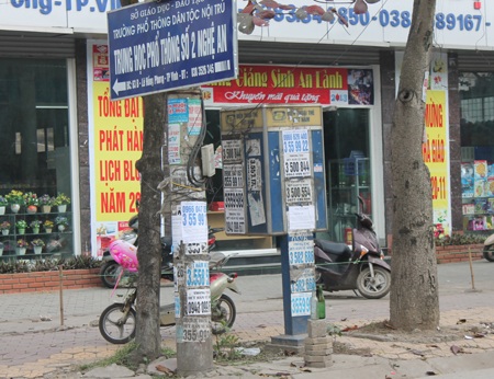 "Hắt hủi" điện thoại công cộng - 3 Bốt điện thoại bị biến thành bảng quảng cáo, rao vặt