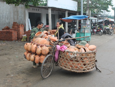 Những người “chở” Tết từ quê ra phố - 2 Nồi đất Trù Sơn (Đô Lương) cũng xuống phố nhập Tết với người thành thị
