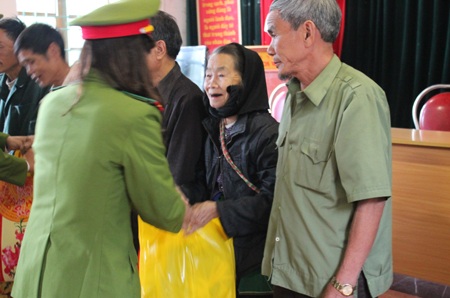 Niềm vui của cụ bà khi nhận món quà Tết từ những người chiến sỹ CAND