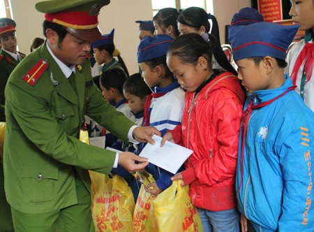 Trao học bổng cho học sinh nghèo vượt khó học giỏi xã Châu Hoàn