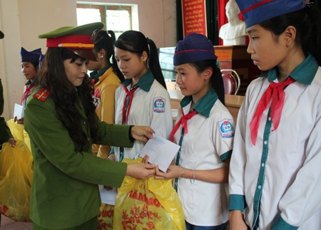 Lính trẻ đưa Tết sớm lên vùng cao