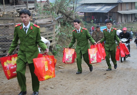 Lính trẻ đưa Tết sớm lên vùng cao