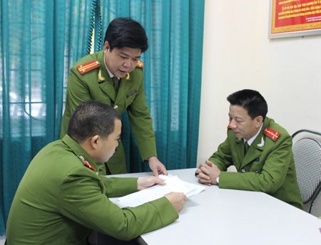 Chuyện về những bác sĩ bắt tử thi “lên tiếng” - 1 Trung tá Hòa (người đứng) trao đổi kết quả giám định cùng với các đồng đội