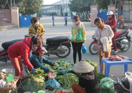 Người lao động phấp phỏng chờ thưởng Tết - 2 Công nhân Công ty TNHH Matrix giờ tan ca.