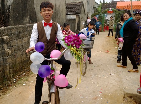 Tâm sự của chú rể rước dâu bằng xe đạp “cà tàng” - 2 Quyết định đón dâu bằng xe đạp của Quang khiến nhiều người dân trong xóm tò mò, chú ý.