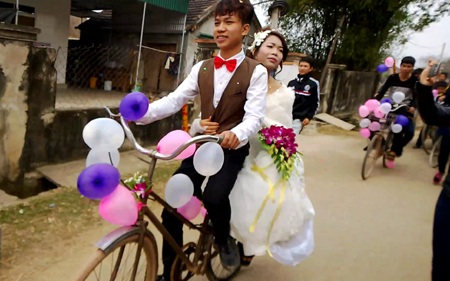 Ảnh tuần qua: Những “đại gia” trước vành móng ngựa - 8 Chiếc xe đón dâu xôn xao cộng đồng mạng mấy ngay nay (ảnh cắt từ clip).