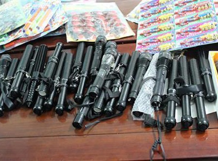 Những chiếc roi điện được ngụy trang thành đèn pin có khả năng gây sát thương trong phạm vi 3m.