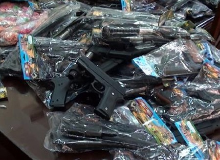 Gần 7.000 khẩu súng, kiếm nhựa do Trung Quốc sản xuất được cơ quan chức năng thu giữ