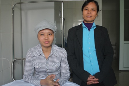 Thực hiện thành công ca ghép tủy cho bệnh nhân ung thư - 3 Niềm vui của người thân bệnh nhân sau thành công của ca phẫu thuật.