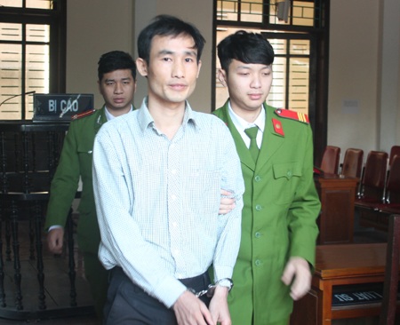 Giật mình chân dung ông giám đốc lừa đảo bằng giấy tờ giả - 1 Lê Văn Dung được dẫn giải ra khỏi phiên tòa