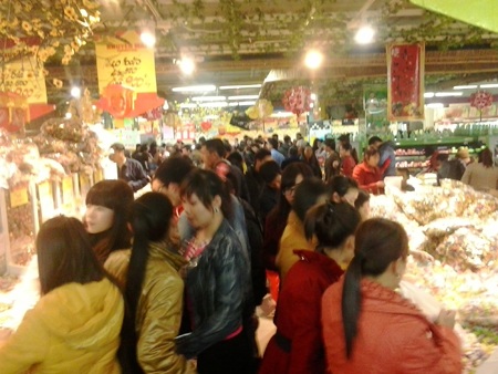 Hàng bánh kẹo, mứt Tết thu hút khách hàng.