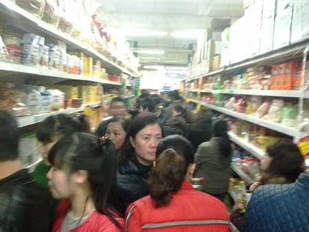 Dòng người tại siêu thị BigC.