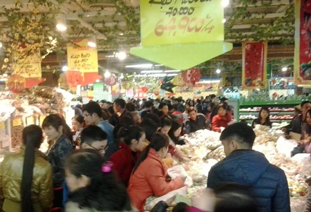 Bánh kẹo bình dân bán theo cân là sự lựa chọn của hầu hết khách hàng bình dân.