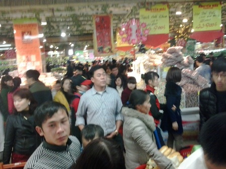 Chọn được hàng theo ý mình, khách hàng cũng phải chen chúc để cân.