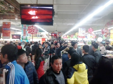 Biển người chen chân tại siêu thị Big C ngày cận Tết