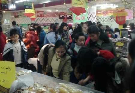 Chọn được hàng theo ý mình, khách hàng cũng phải chen chúc để cân.