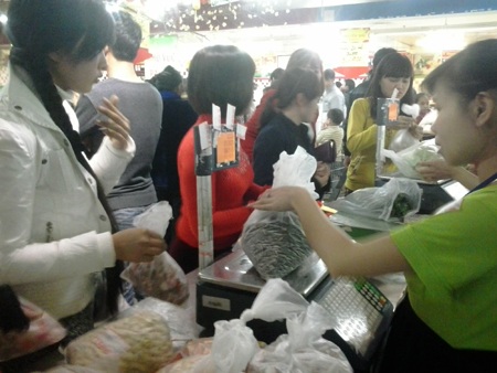 Chọn được hàng theo ý mình, khách hàng cũng phải chen chúc để cân.