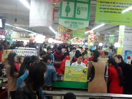 Chen chân chờ thanh toán.